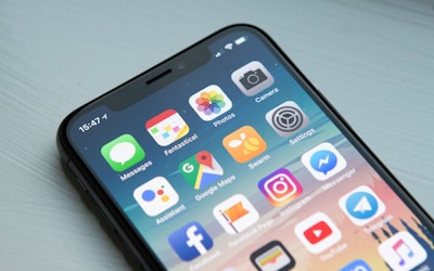 极光直播应用展示，突出其夜间模式和个性化推荐