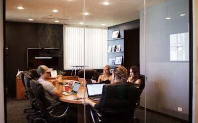 泡泡直播应用在手机上的使用效果图，界面色彩明亮